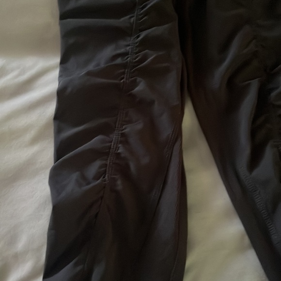 Black pair of MONDETTA capris sized small - Picture 2 of 5